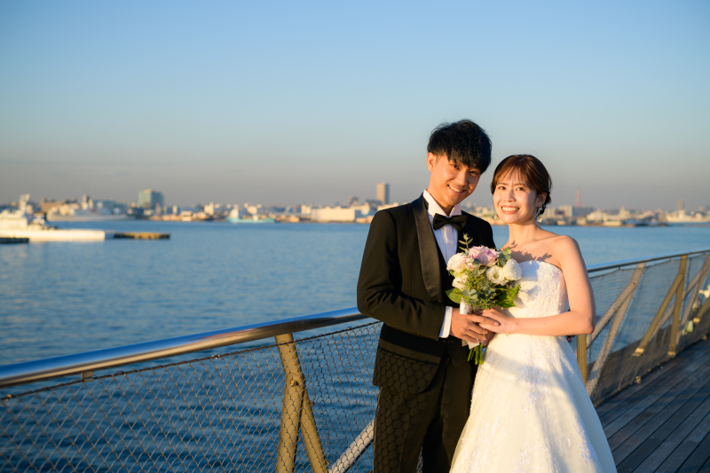横浜の海をバックに