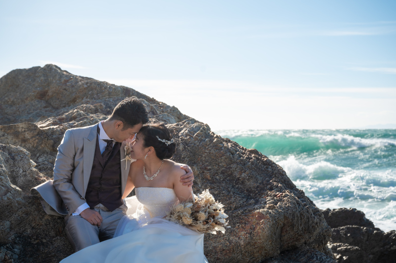 エメラルドグリーンの海をバックに