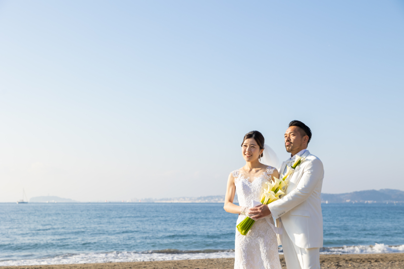 青い空と海を背景に