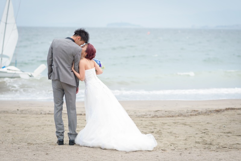 思い出の海をバックに