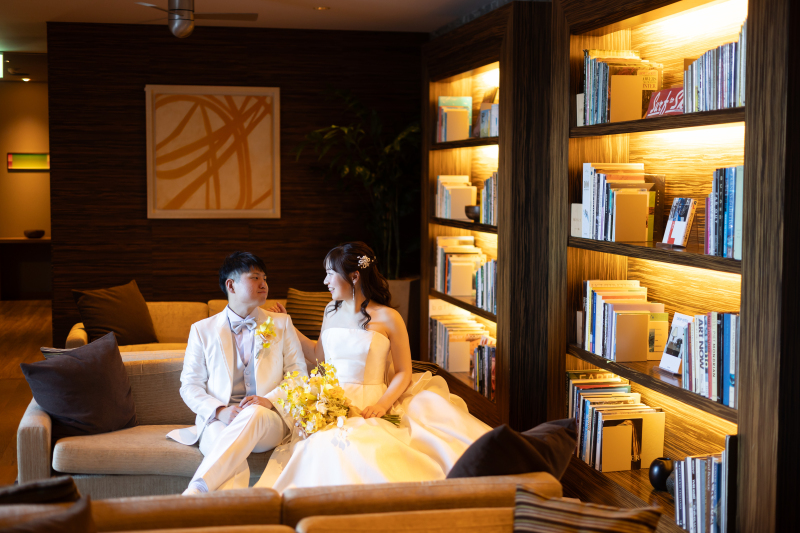 椅子に腰掛ける余白