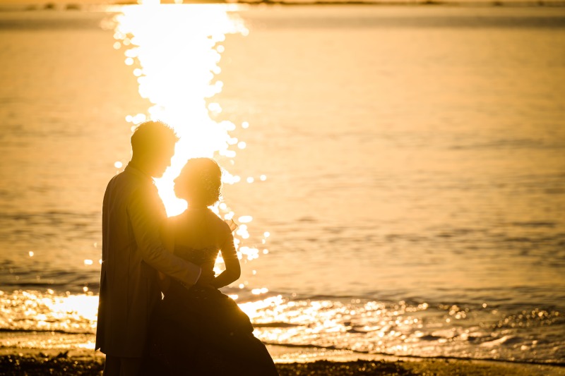森戸海岸の夕景に映えるお二人