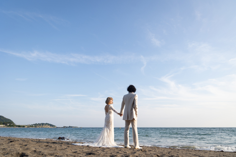 寄り添う夕暮れの浜辺