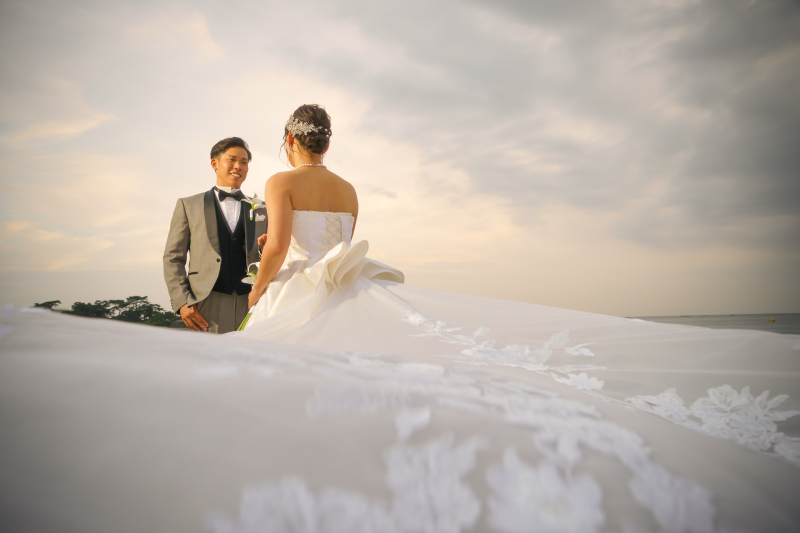 ドレスをなびかせて