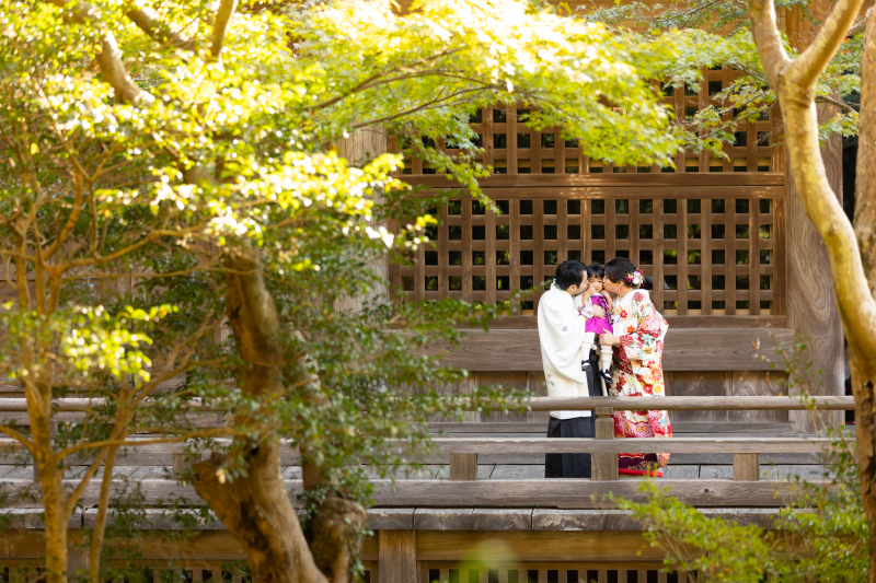 緑豊かな境内でファミリーショット