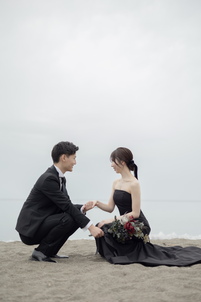 手と手を優しく重ね合う