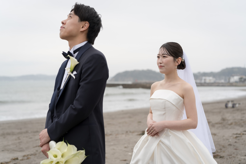 静寂につつまれた浜辺で待つ姿
