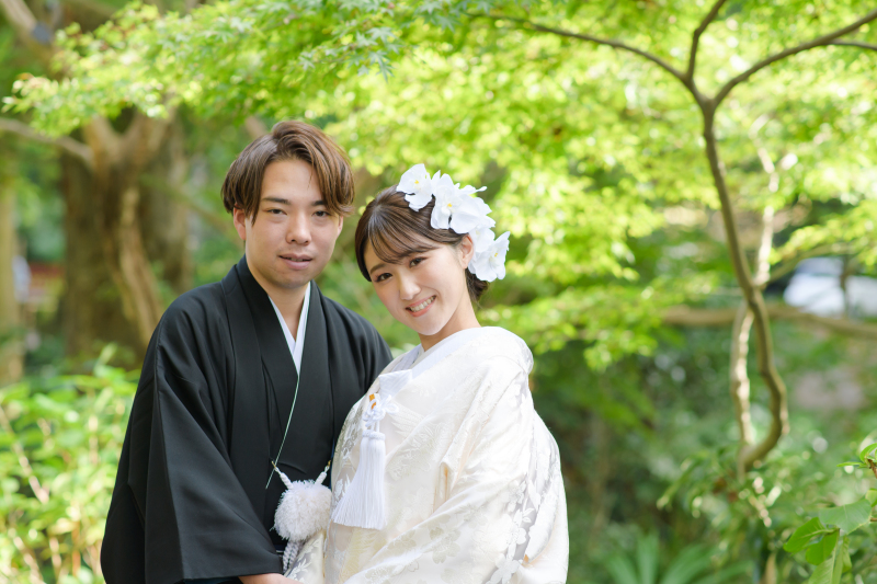 緑と寺の中で和の花嫁花婿姿