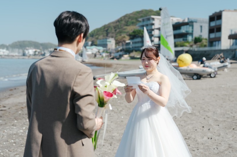 波音に包まれながら新婦が紡ぐ手紙の言葉