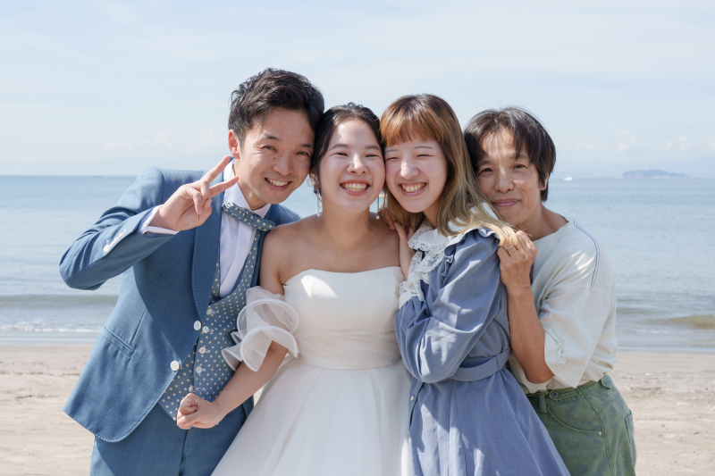 家族と過ごす穏やかな浜辺の時間