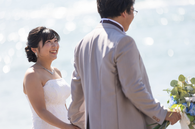 海岸を歩く後ろ姿の美しさ