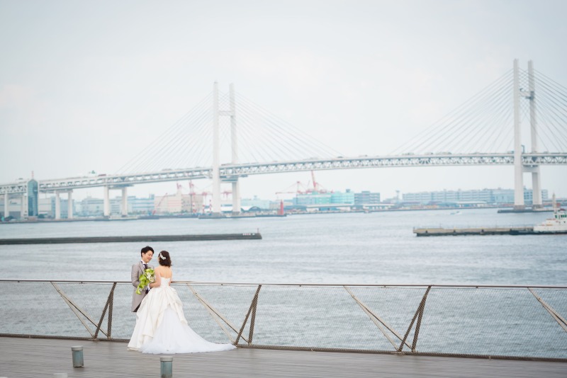 横浜ベイブリッジをバックに