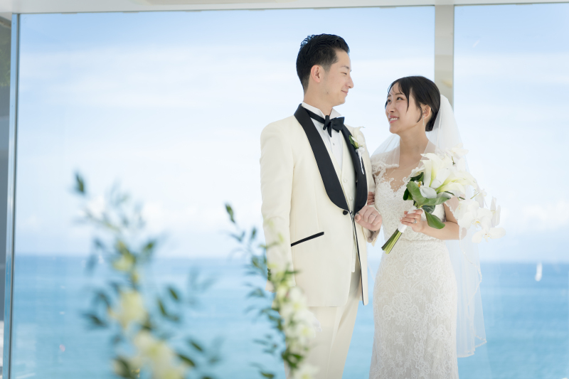 海を一望できる開放的なチャペル