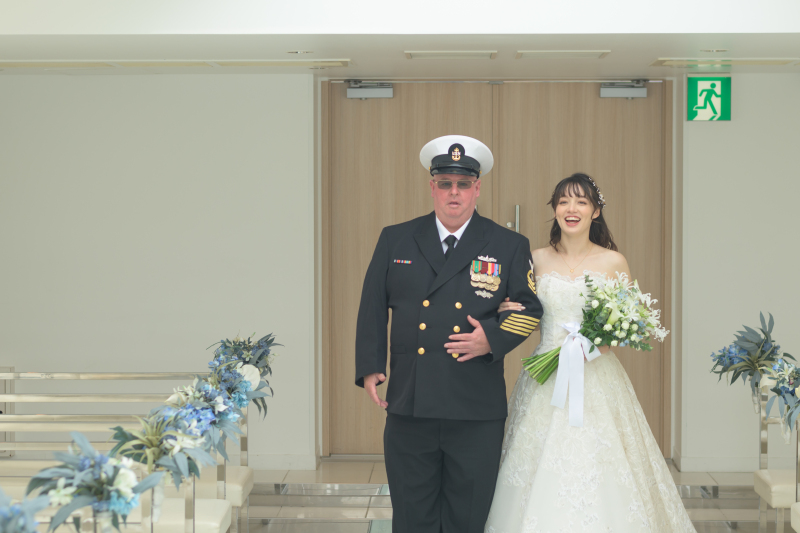 お父様と一緒にバージンロードを進む