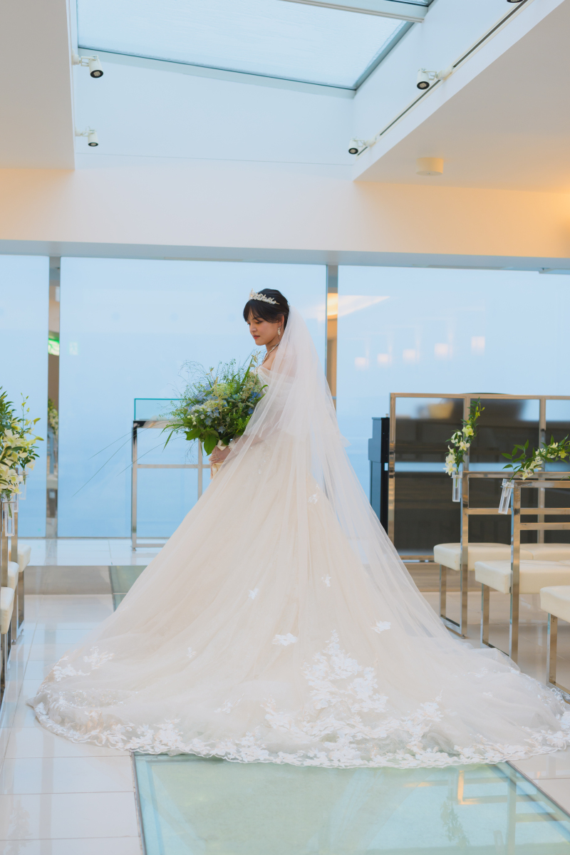 静かに佇む新婦像