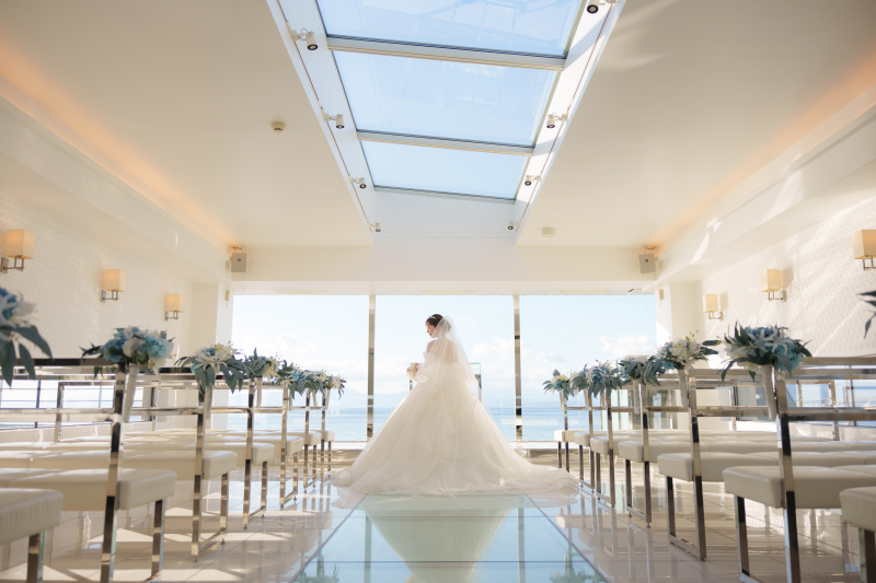 窓辺に佇む新婦の横顔