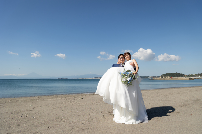 潮風に包まれた後ろ姿の美