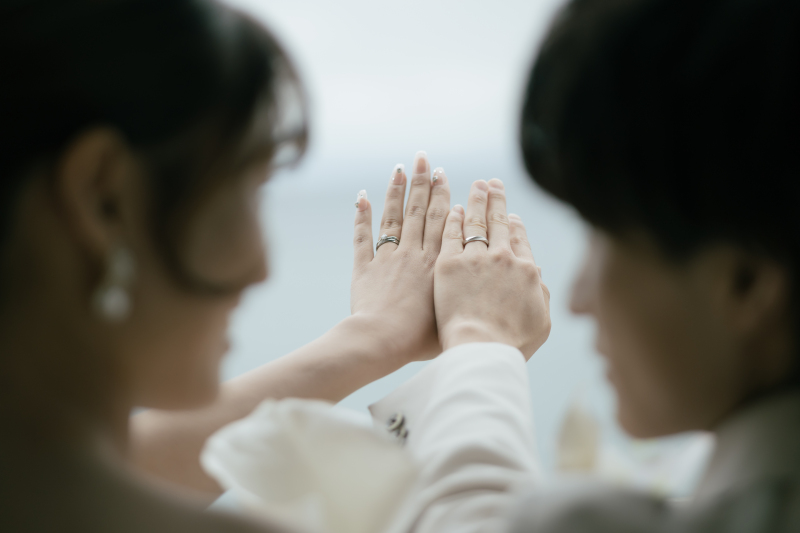 海に向かってそっと合わせる手