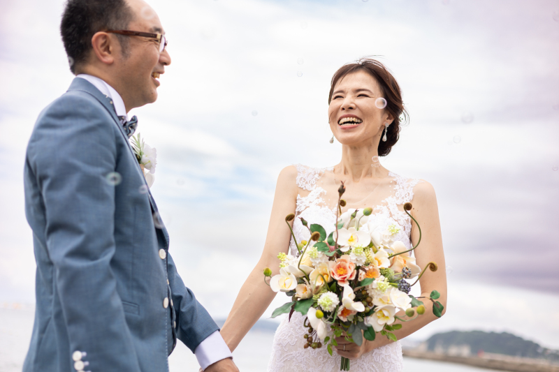 森戸海岸の海をバックに