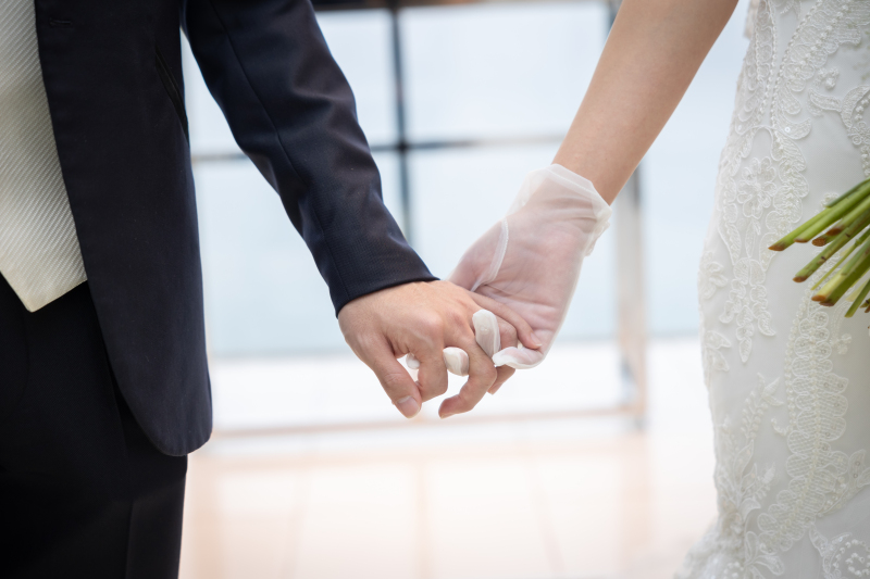 手を取り合って