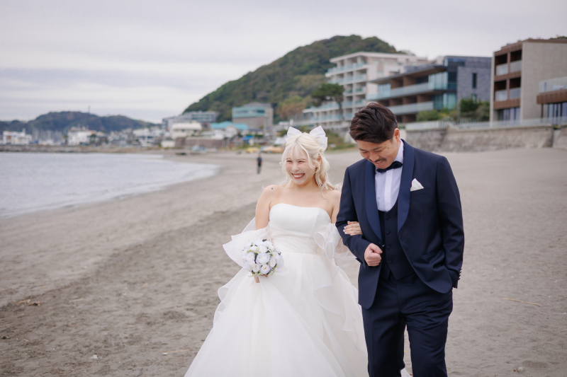 砂浜を歩くデートの時間