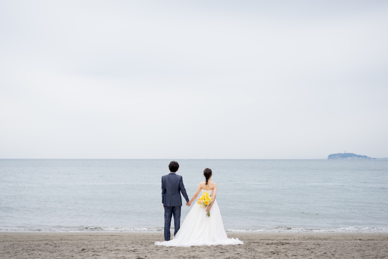 海に向かって並ぶ背中