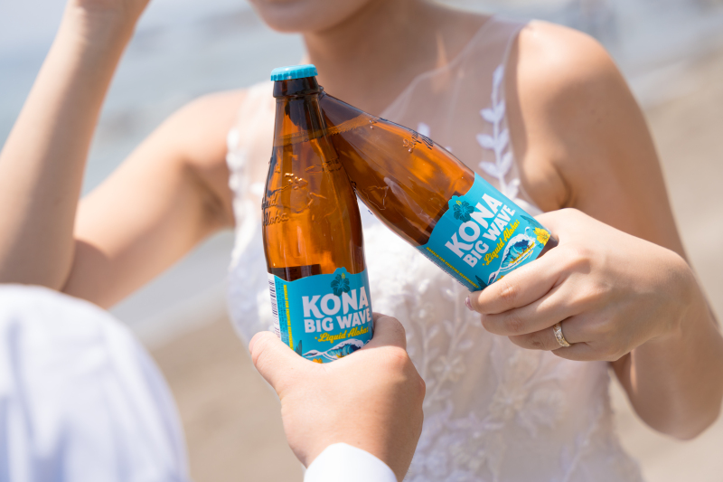 浜辺で乾杯するひととき