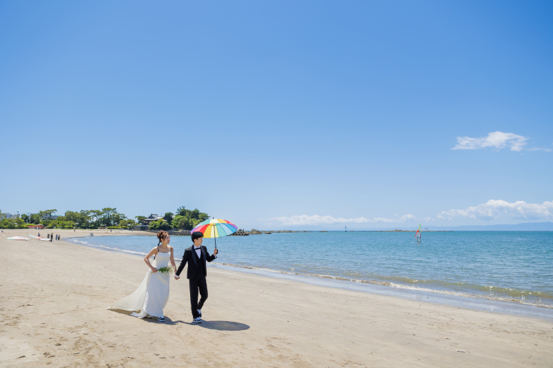 虹色の傘を手に