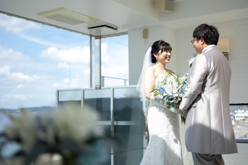 チャペルの窓から差す柔光の美