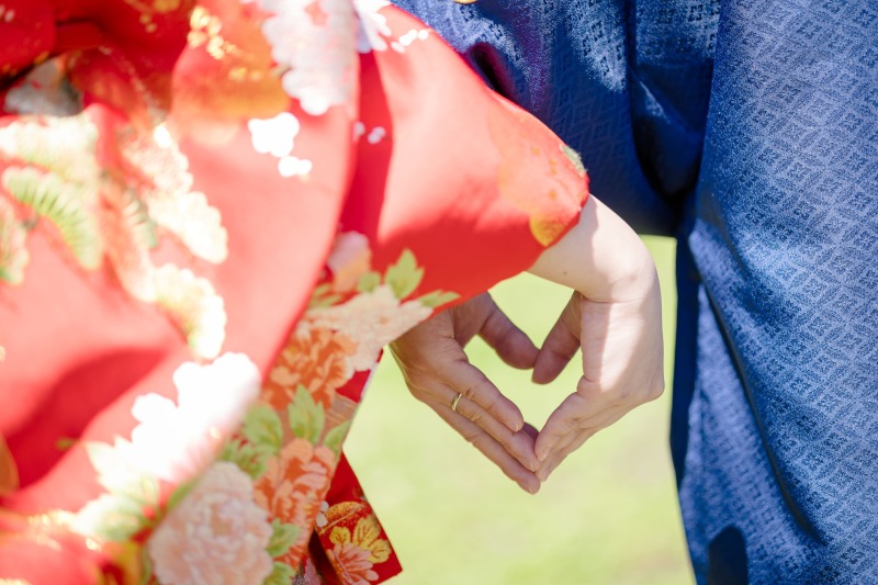 「手で作るハート」が象徴する愛