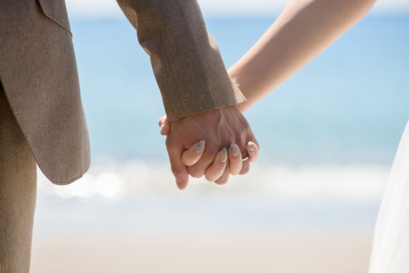 手を取り合って