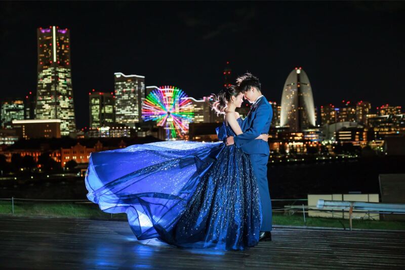 ドレスをなびかせて