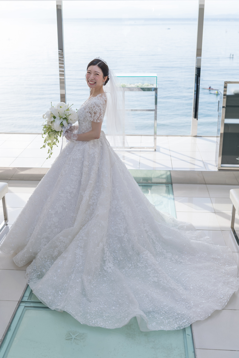 振り返る新婦の眩しい笑顔