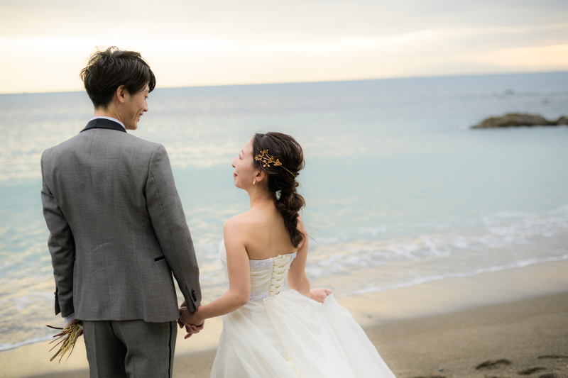 ドレス・タキシードにお着換えをして、海辺へ移動