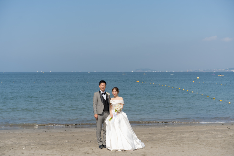 青い海と大きな空を背景に