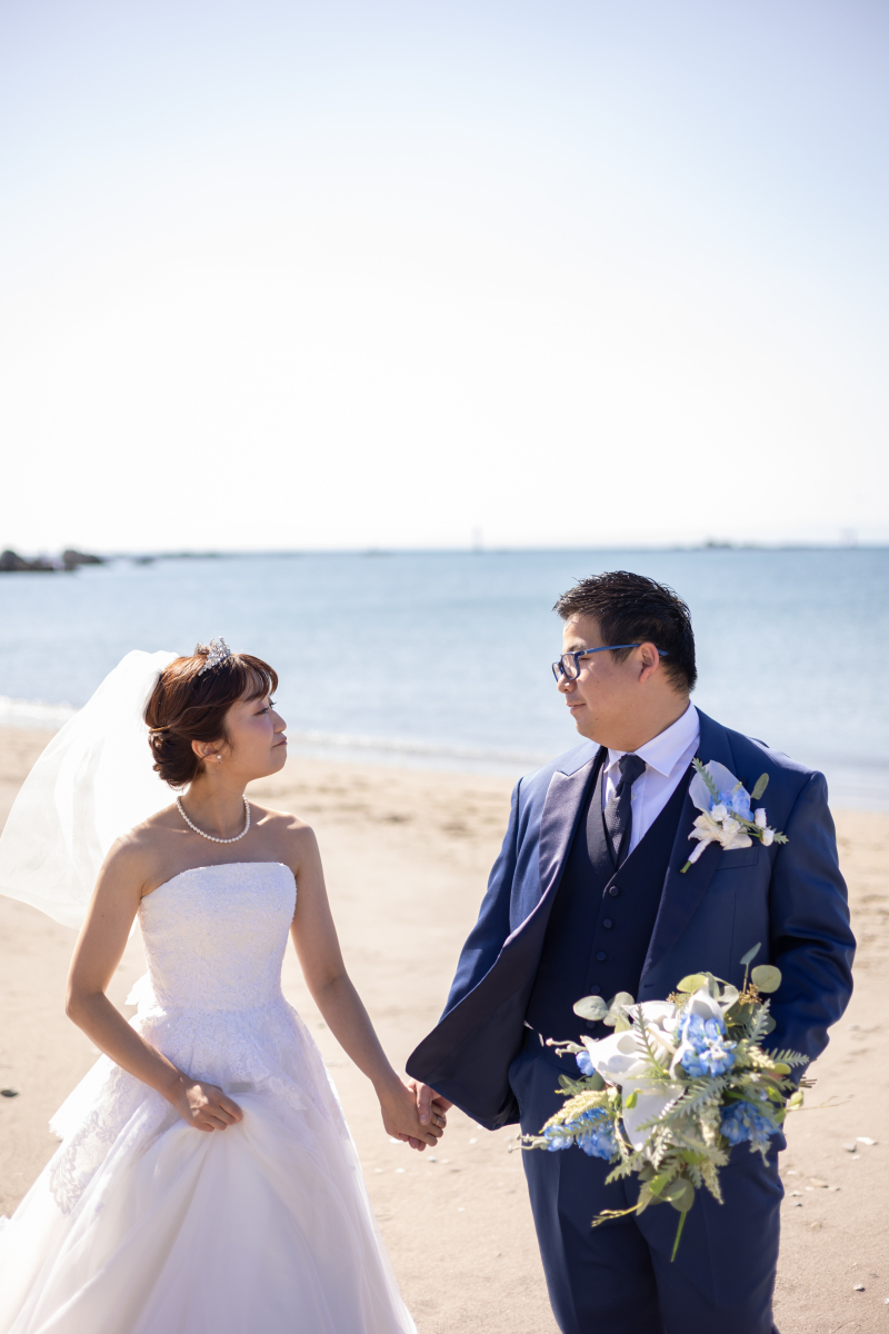 波打ち際で見つめ合う瞬間