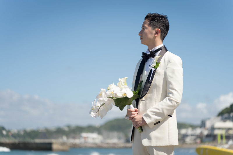 新婦の足音を待つ新郎の姿