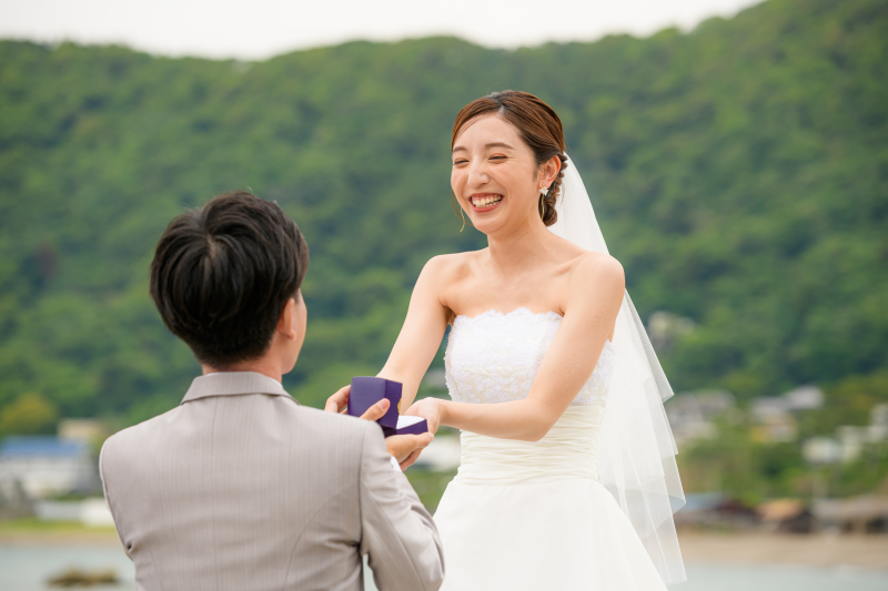 お二人の大切な結婚指輪のプレゼントシーン
