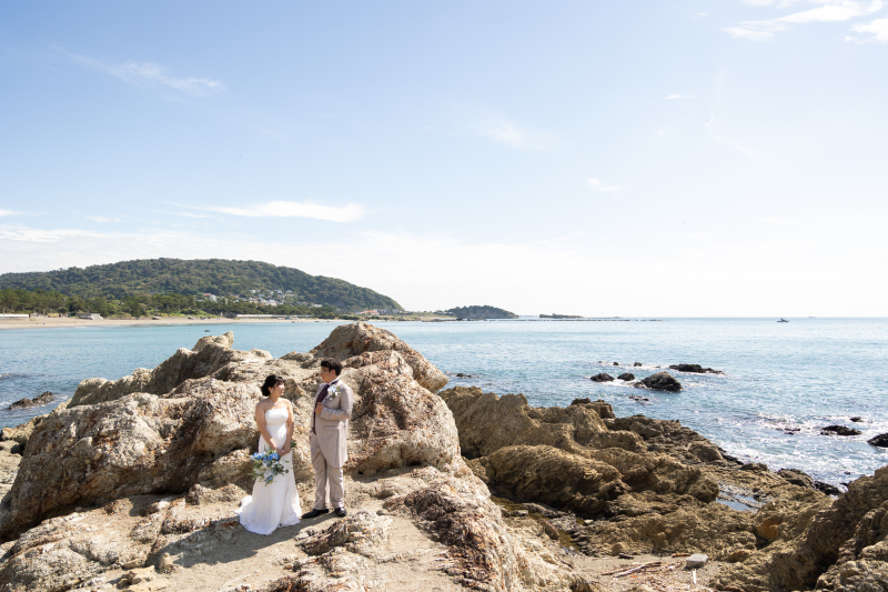 岩礁に立つふたりの静かな絆