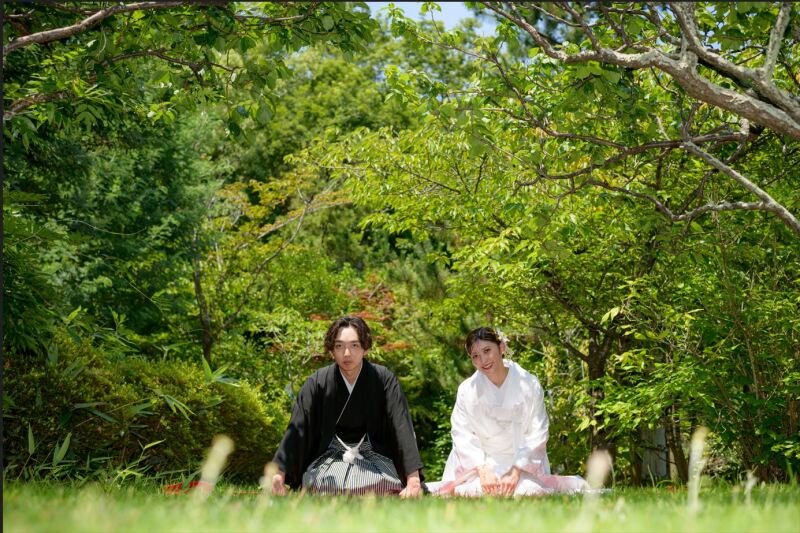 緑の中でお座りショット