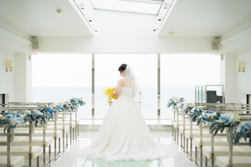 チャペルに差し込む光の中で