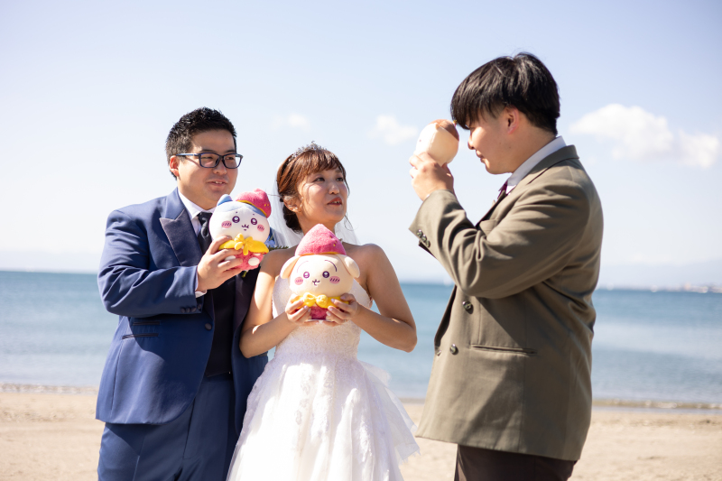 海風が運ぶふたりの笑顔