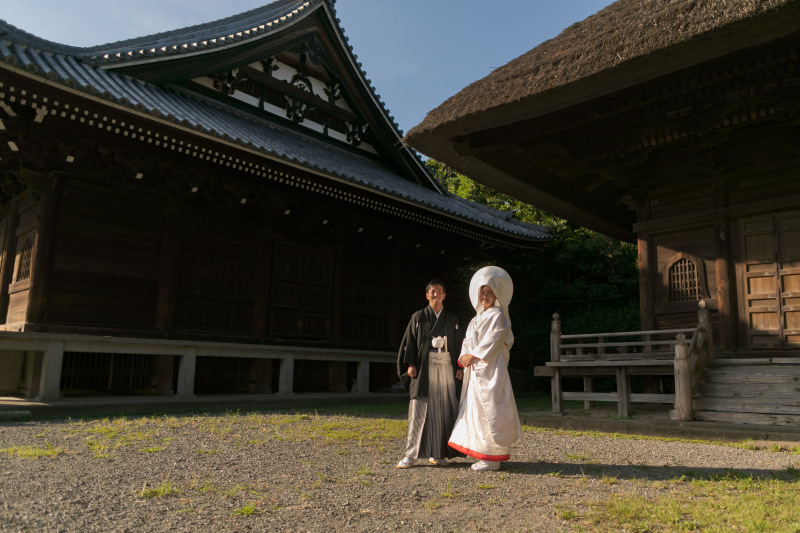 称名寺釈迦堂の前で