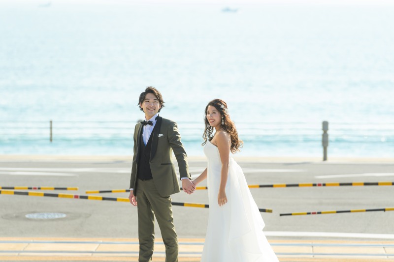 踏切越しに広がる海の景色