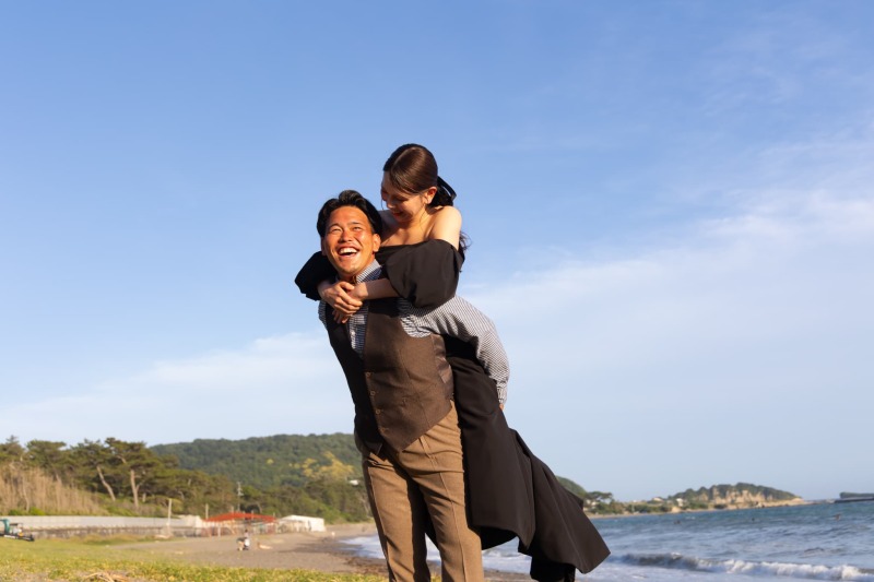 海岸に二人の笑い声が響く