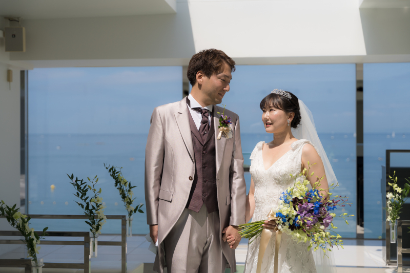 海と光に包まれた誓いの瞬間