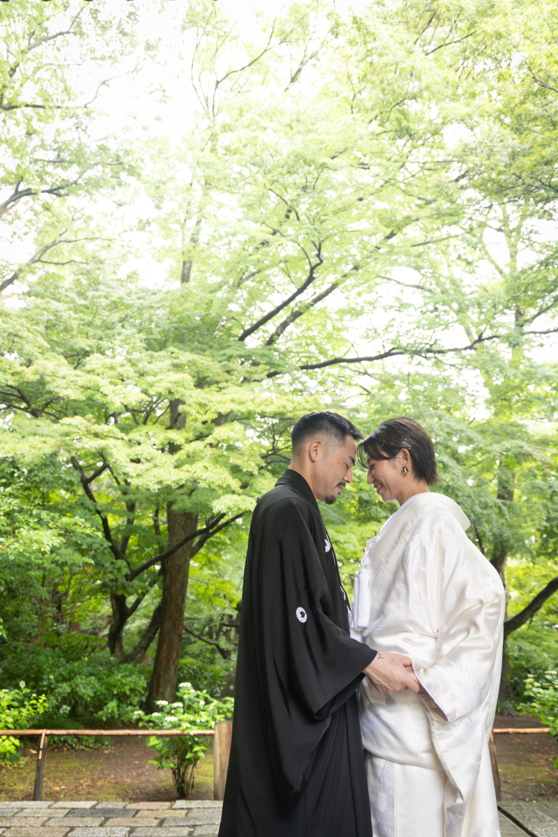 そっと顔を寄せ合うおふたり