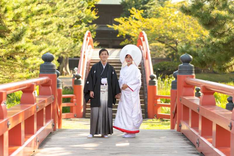 朱色の反り橋で