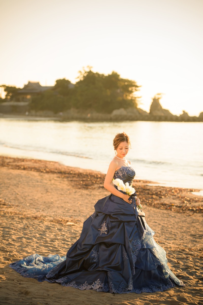 夕景をバックに念願の青いドレスで