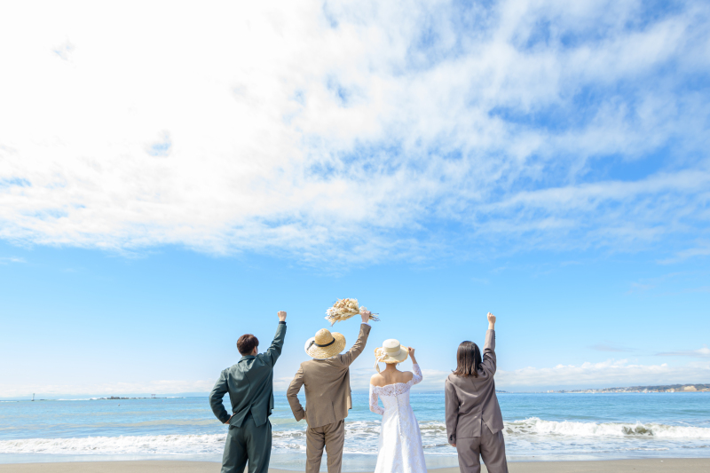 2ロケーション×洋装、友人と一緒のフォトウェディング